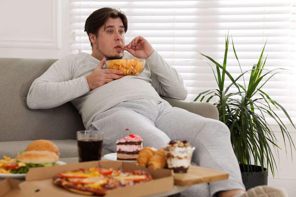 K prejedaniu prispievajú zvyky pri jedení, čas a rýchlosť jedenia, kedy si človek zaneprázdnení napríklad sledovaním televízie neuvedomuje skonzumované množstvo potravy. 